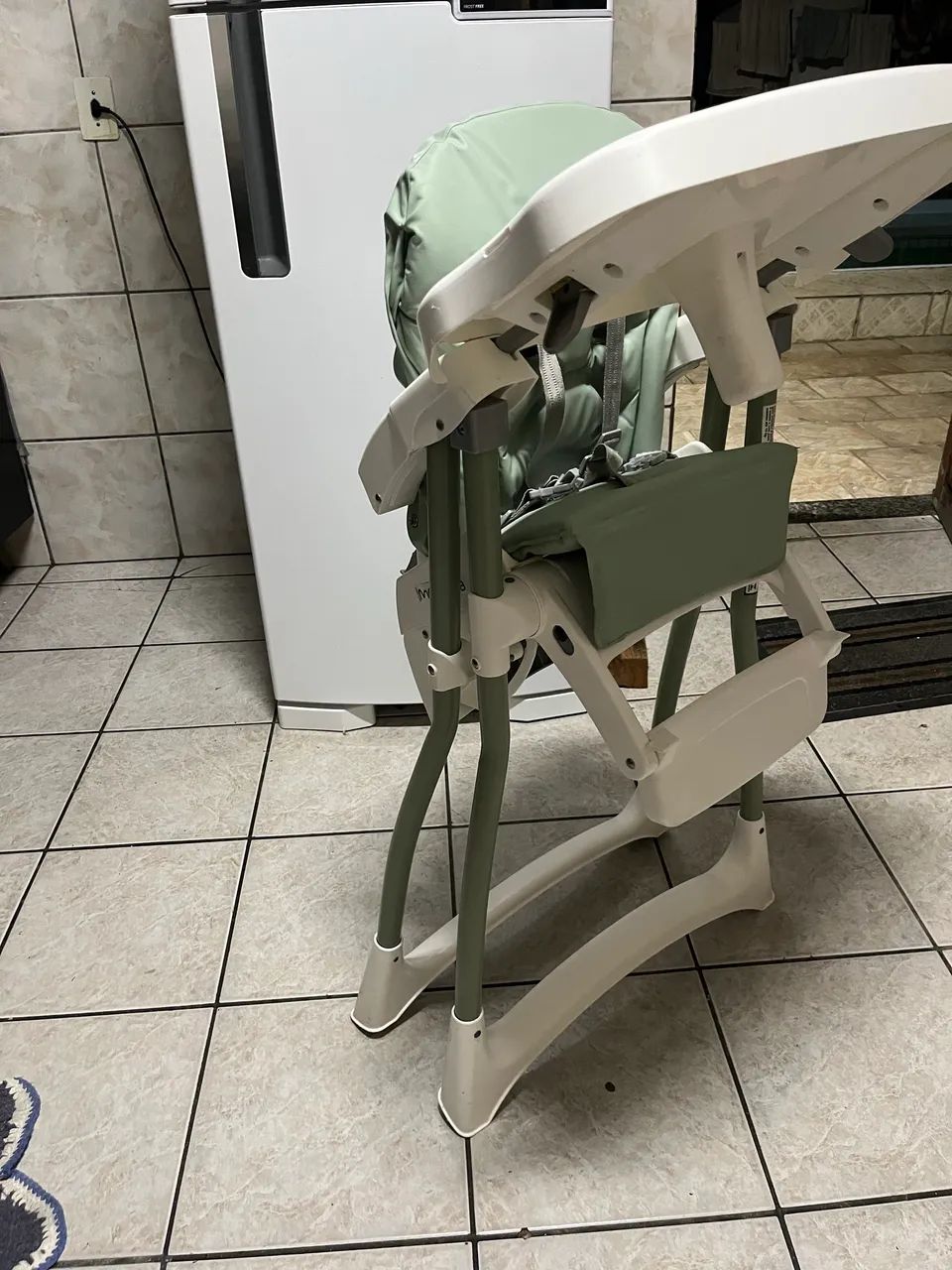 Esta cadeira infantil de alimentação é a Twibex Ravello na cor verde - Foto 2