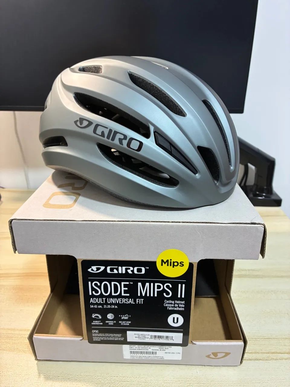 Capacete Giro Isode Mips II na caixa