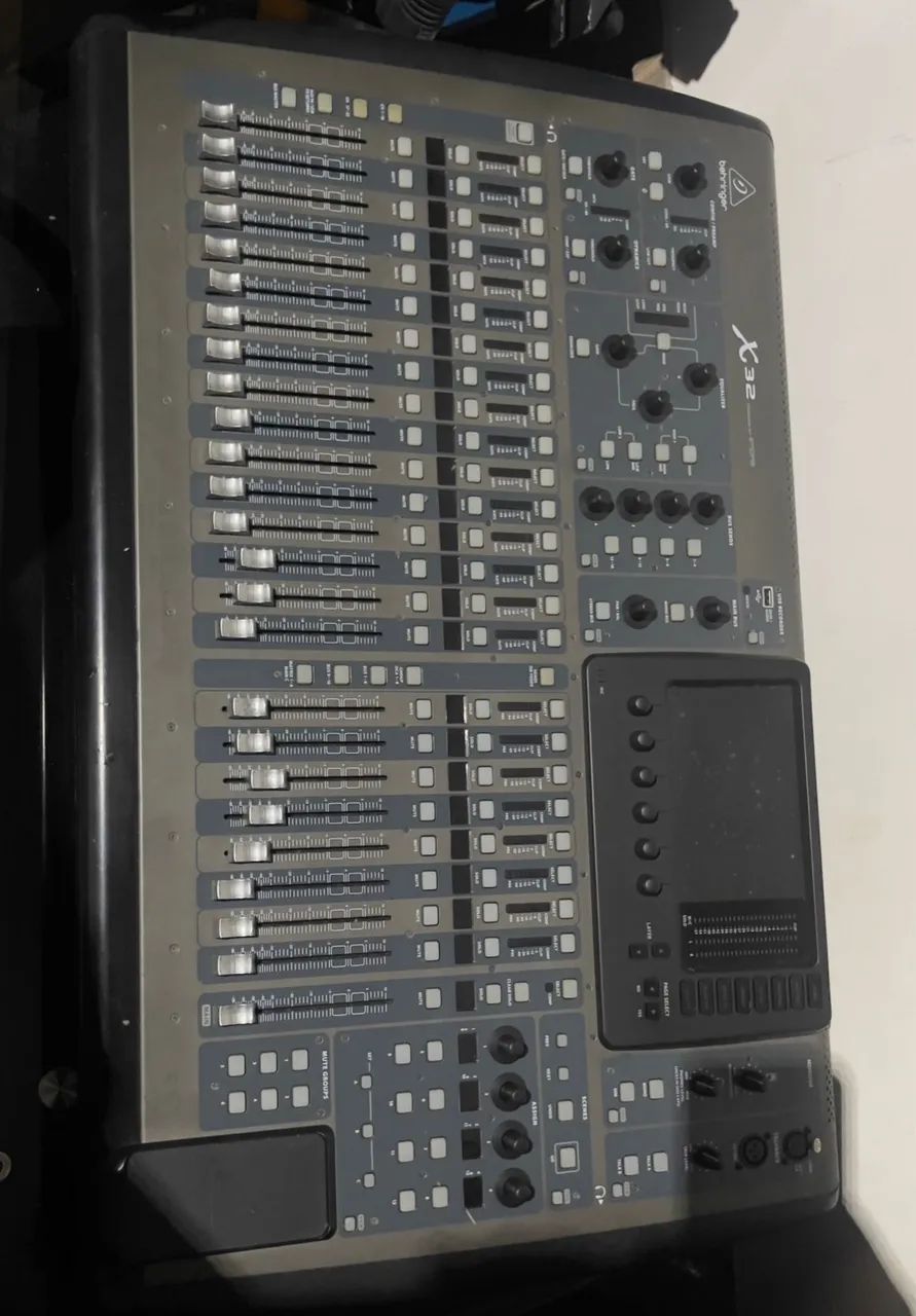 Mesa digital X32 full ( usada só em estúdio ) 