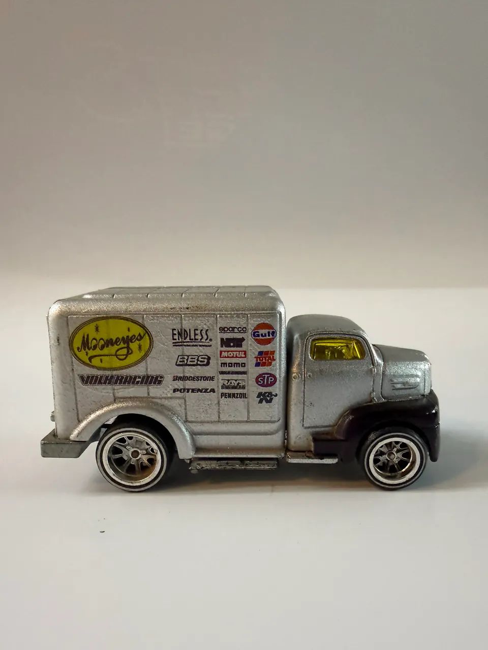 Hot wheels 49 Ford C.O.E custom com pneu de borracha mooneyes - Foto 2