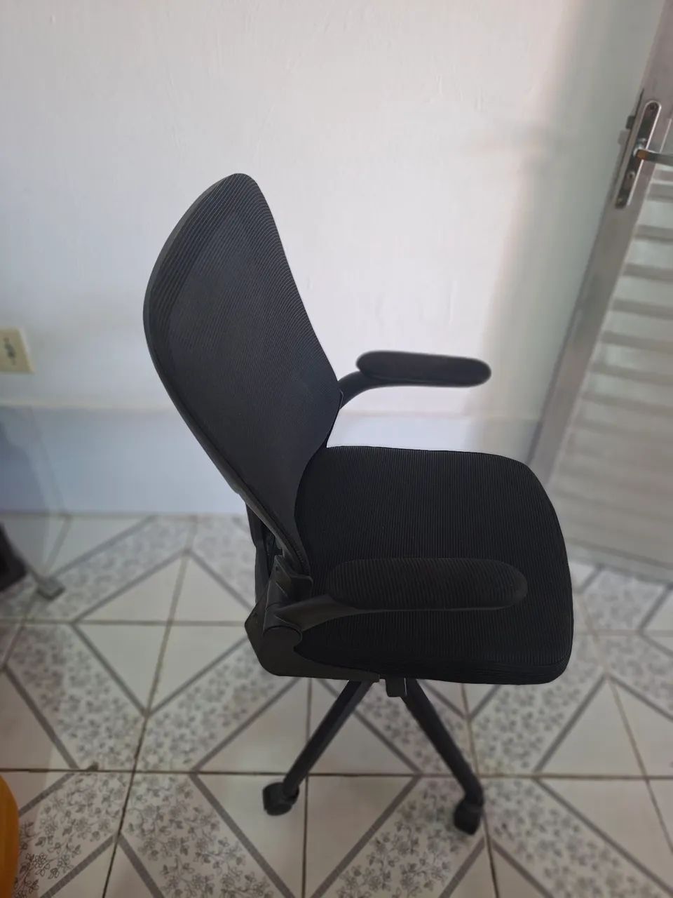 Vendo cadeira de escritório Mônaco giratória. - Foto 4