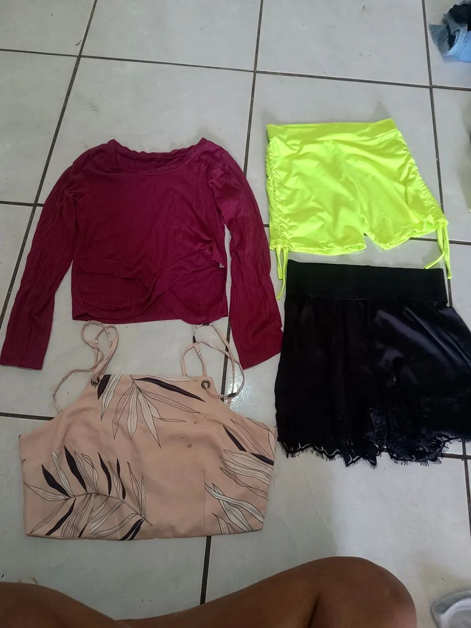 Lote de roupa feminino  - Foto 2