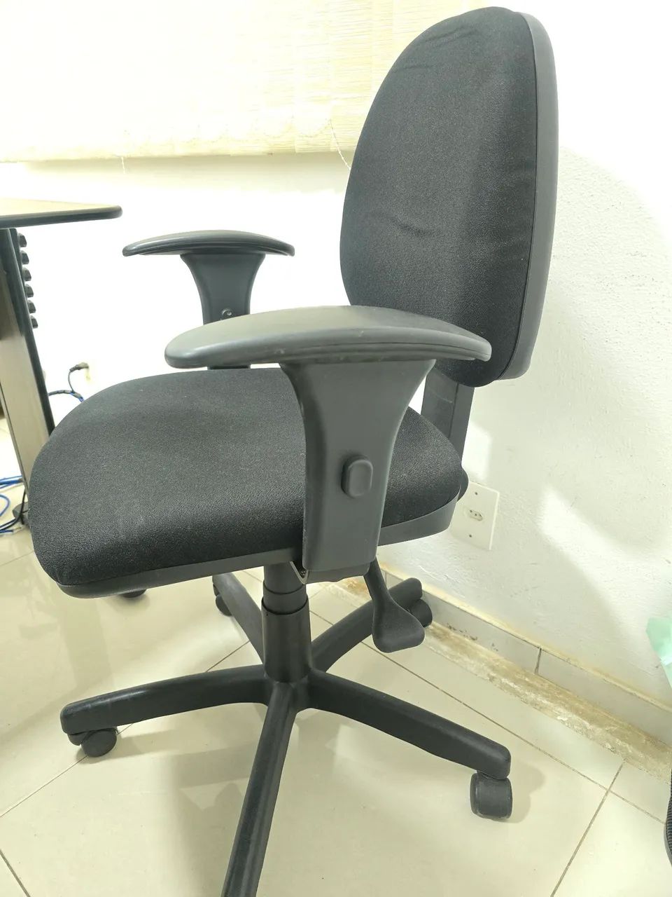 Cadeira de escritório com ajuste ergonômico