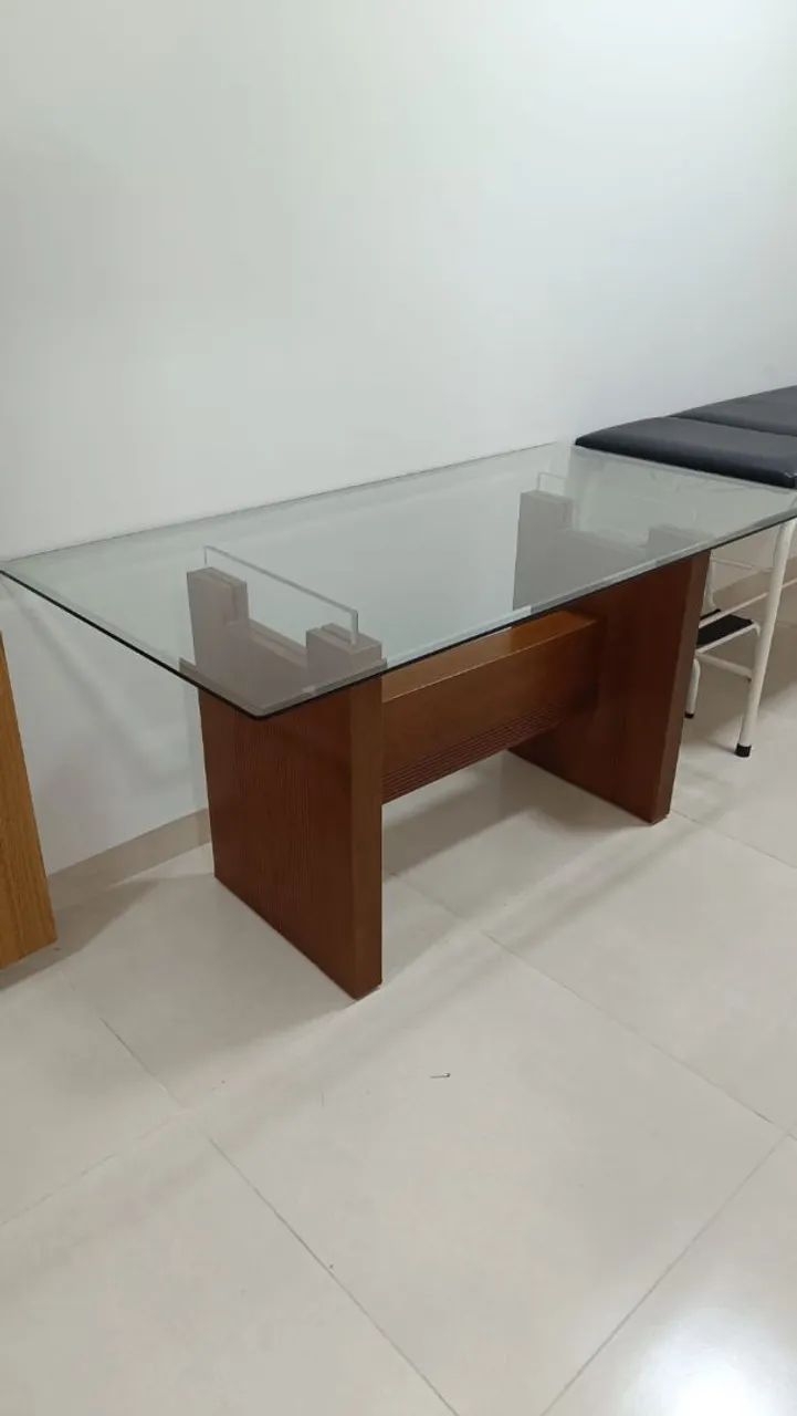 Mesa de madeira e vidro 