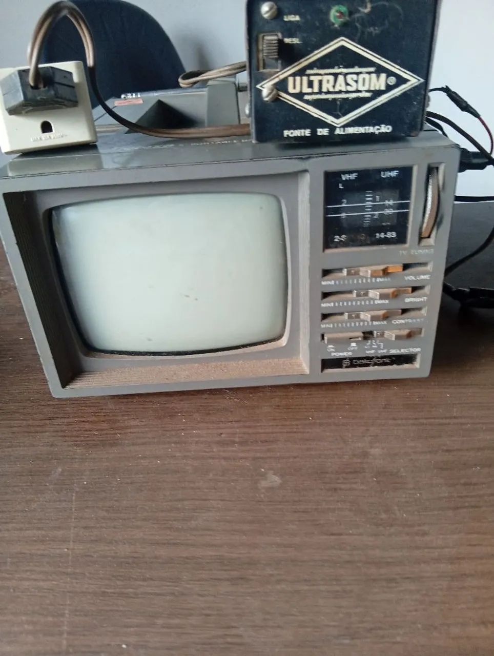 Tv antiga 5 polegadas portátil funcionando  - Foto 3