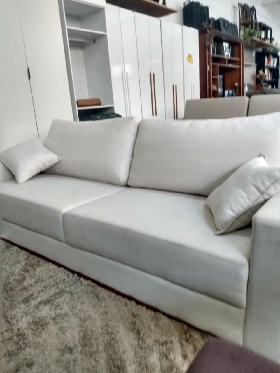 Sofá Branco Novo Mostruário Pés de Madeira Clean Moderno