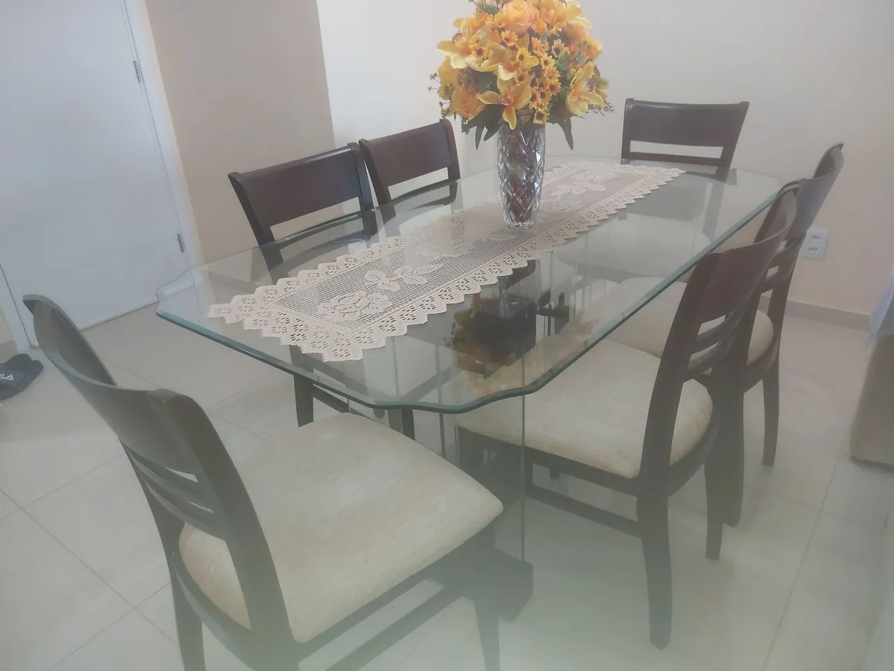 Mesa de jantar com seis cadeiras em madeira