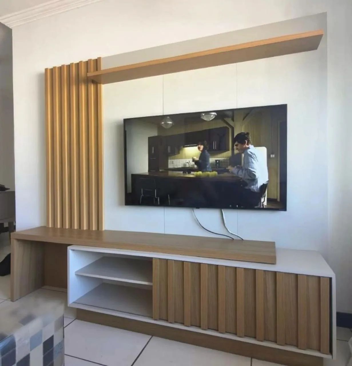 Rack com painel ripado em ótimo estado