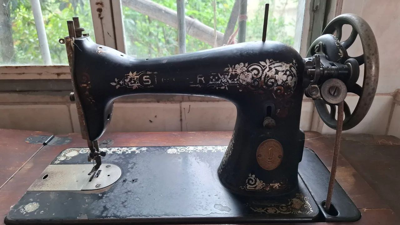 Máquina de costura Singer antiga - Foto 4