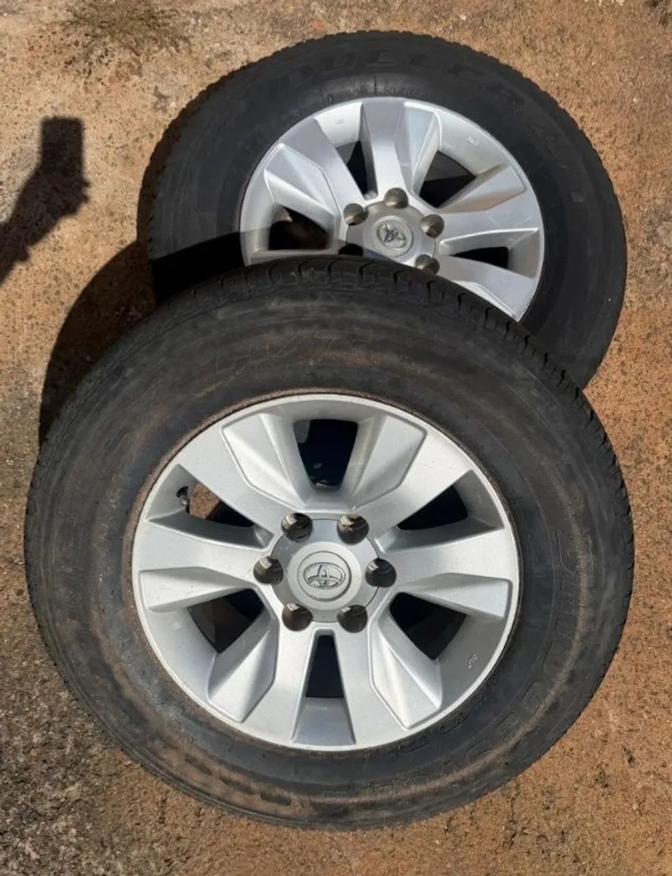 Roda 17 hilux 2017 com pneus e otimo estado.  - Foto 2