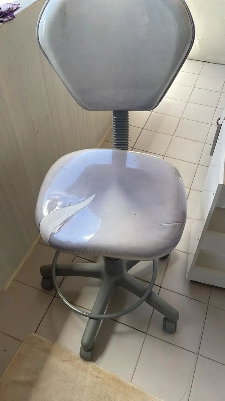 Cadeira Mocho Anatômico cor pérola 