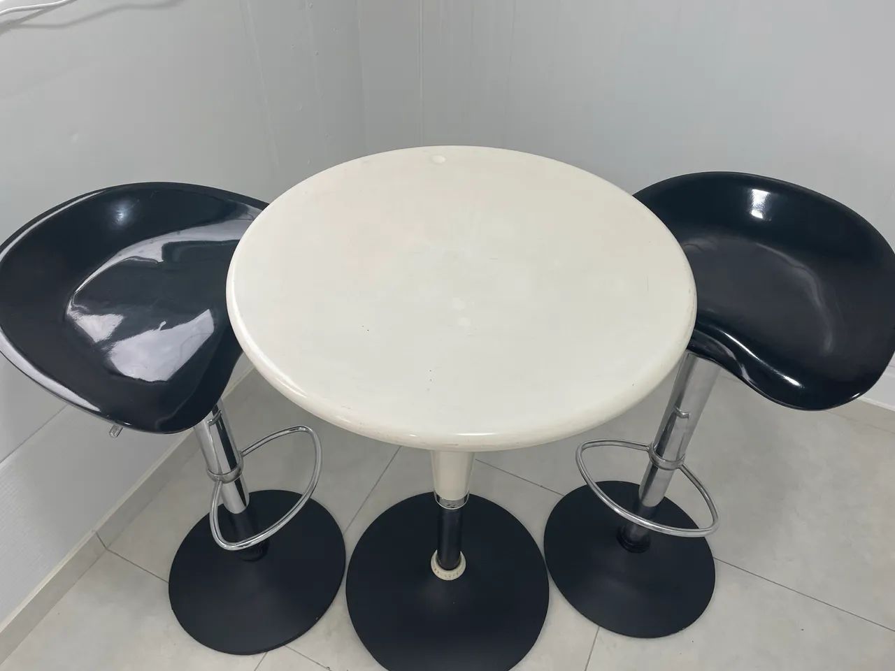 Mesa alta com baquetas de amortecedor 