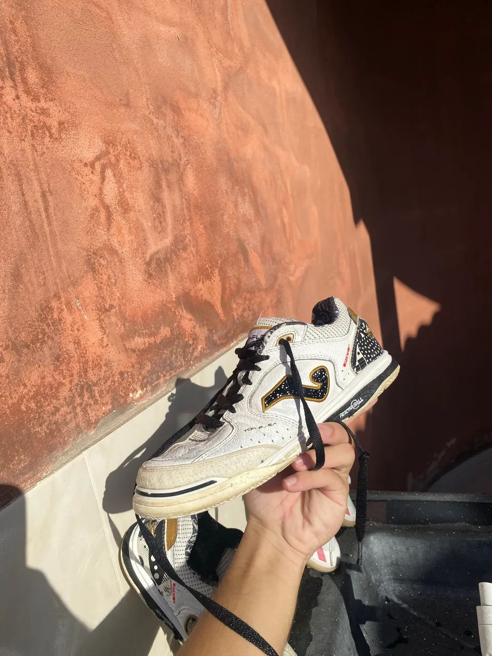 Chuteira Tênis Futsal Joma Top Flex Rebound Branca C/ Detalhes Dourados e Pretos - Foto 3