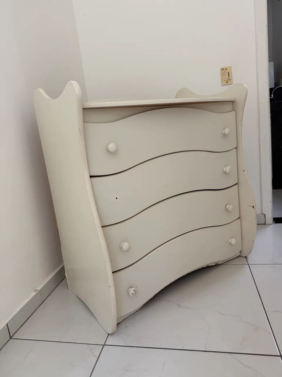 Cômoda Infantil em MDF com 4 Gavetas e Trocador