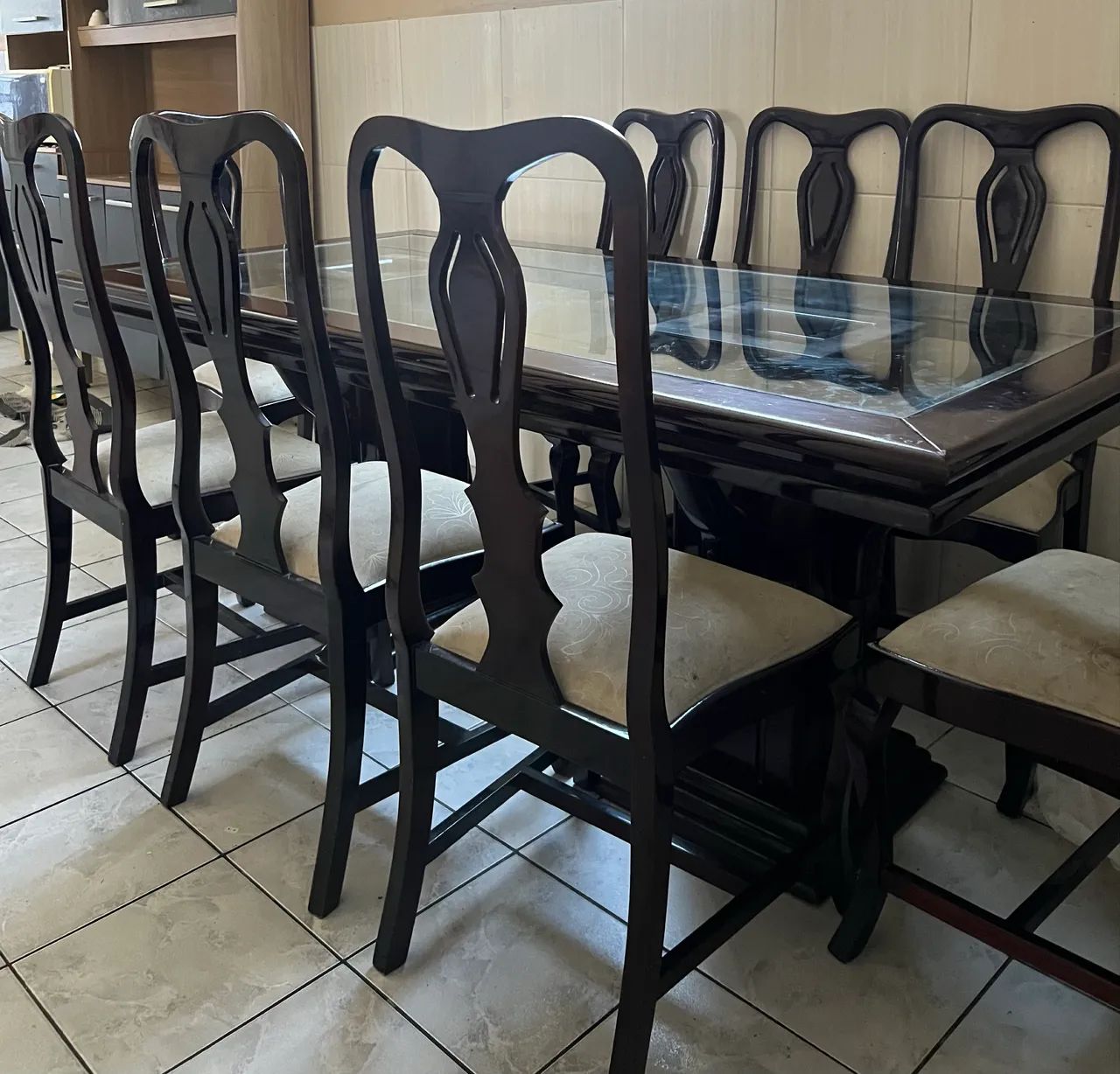 Mesa de madeira com vidro ( 8 cadeiras) em ótimo estado. - Foto 2