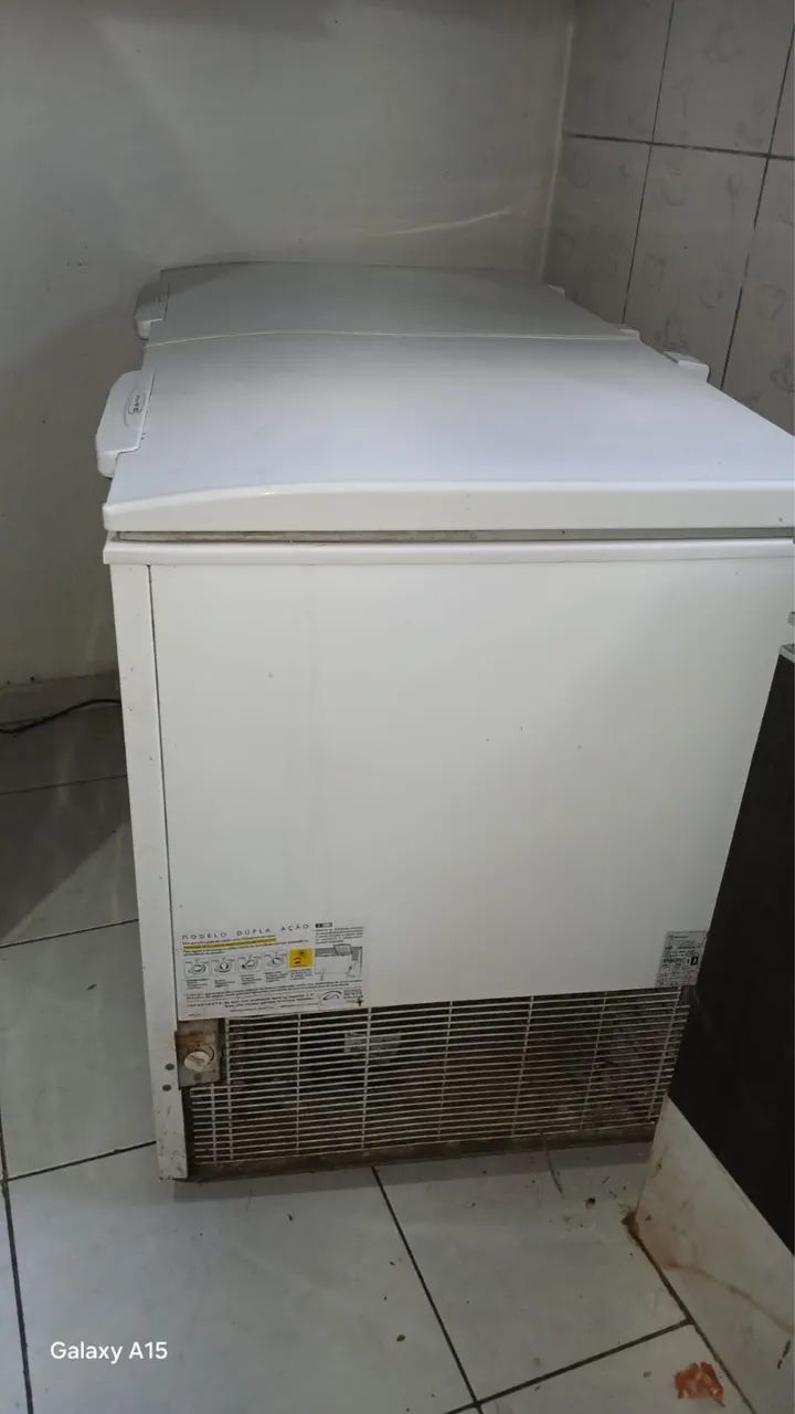 Vende - se Freezer 