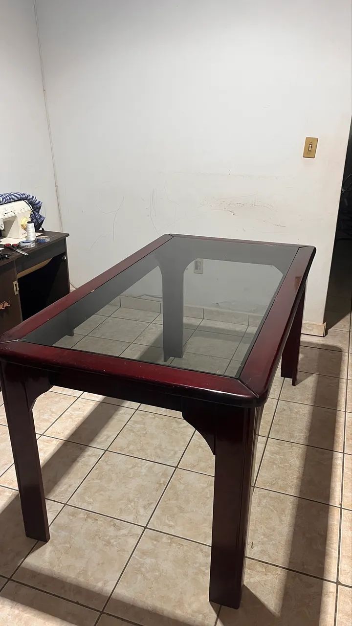 Mesa de madeira com tampão de vidro SEM CADEIRAS - Foto 2