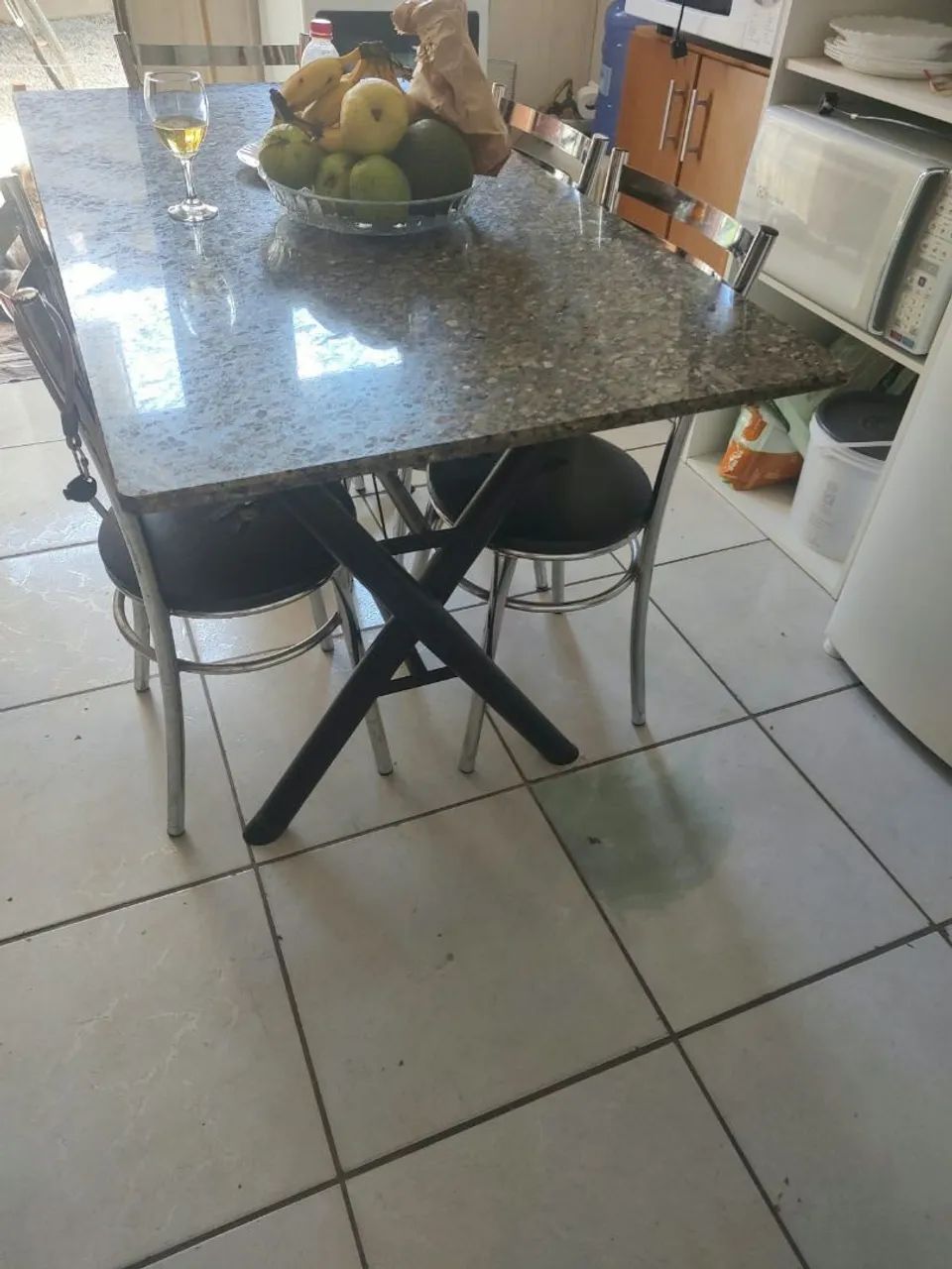 Vendo mesa  4 cadeiras.