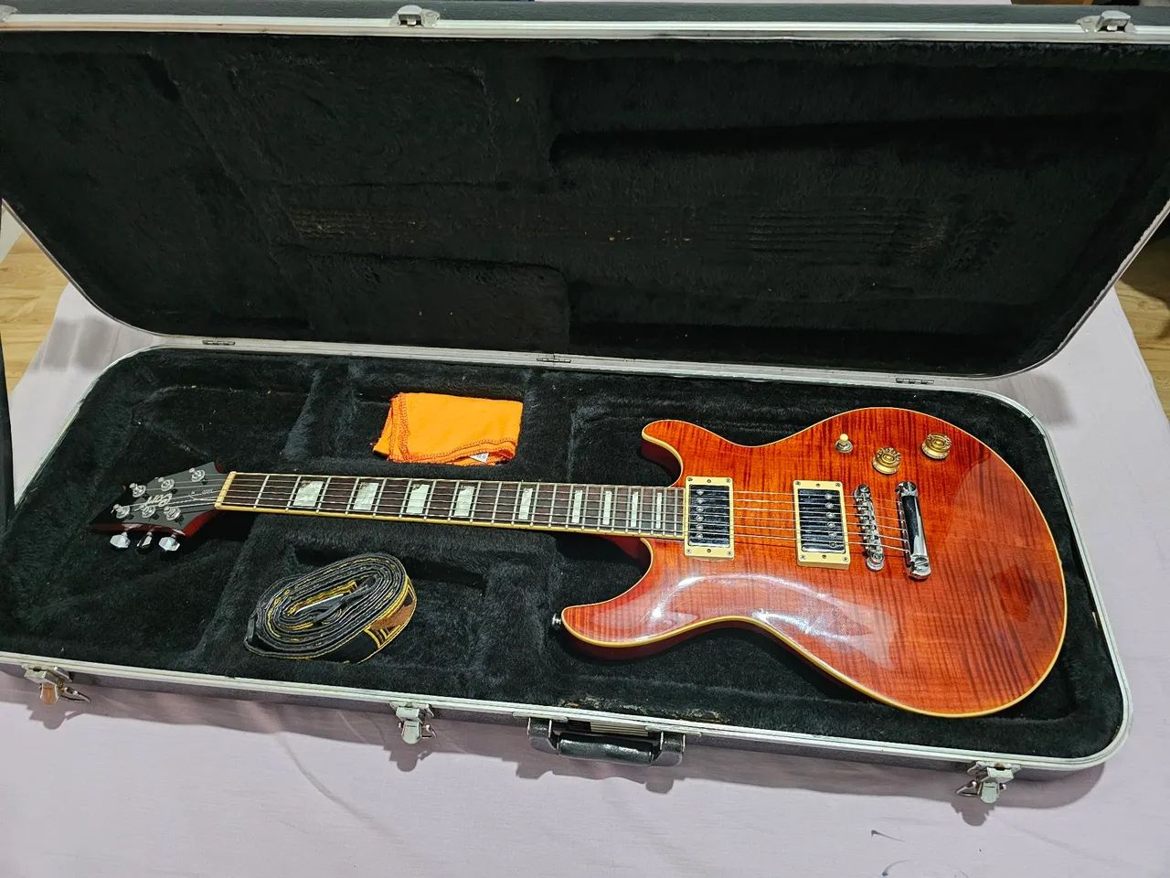 Guitarra Cort M600 + case rígido Gator