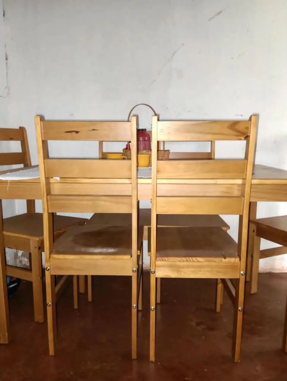 Vende-se mesa de jantar com 6 cadeiras semi nova