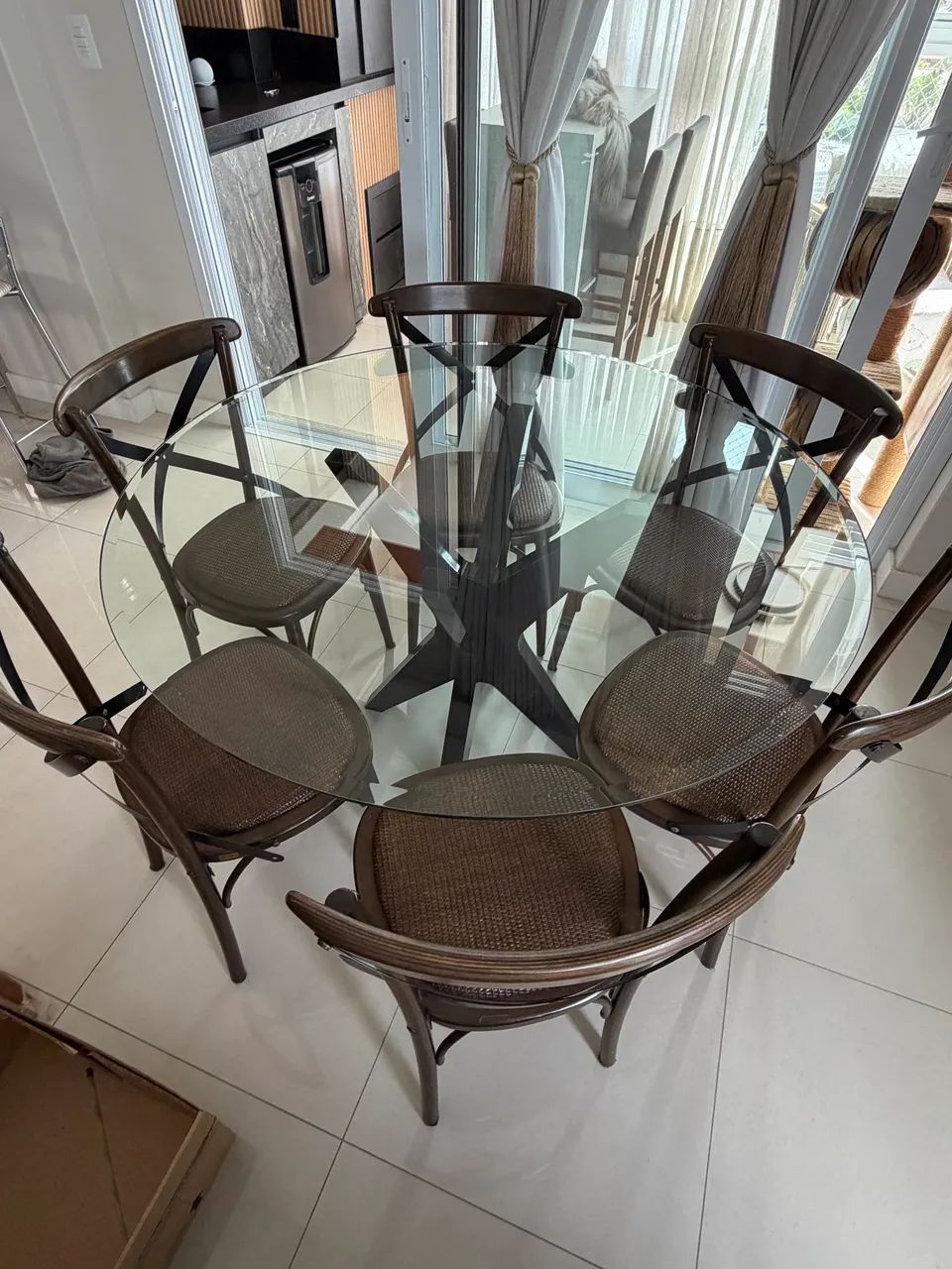 Mesa de jantar marca SIERRA com. 6 cadeiras 
