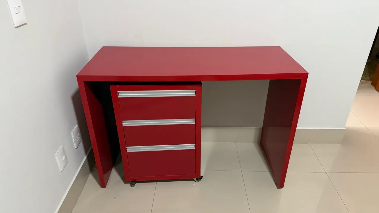 Escrivaninha em MDF vermelho com gaveteiro