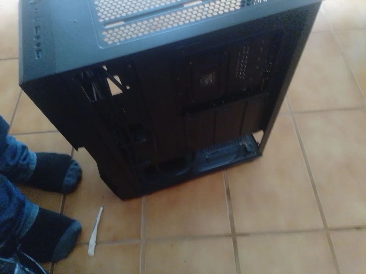 Gabinete + Placa mãe x470 (Slots 1 e 2 quebrados) - Foto 4