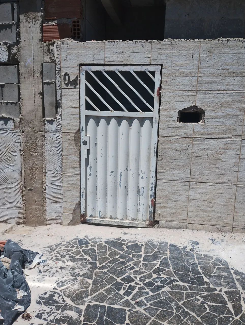 Portão social com fechadura