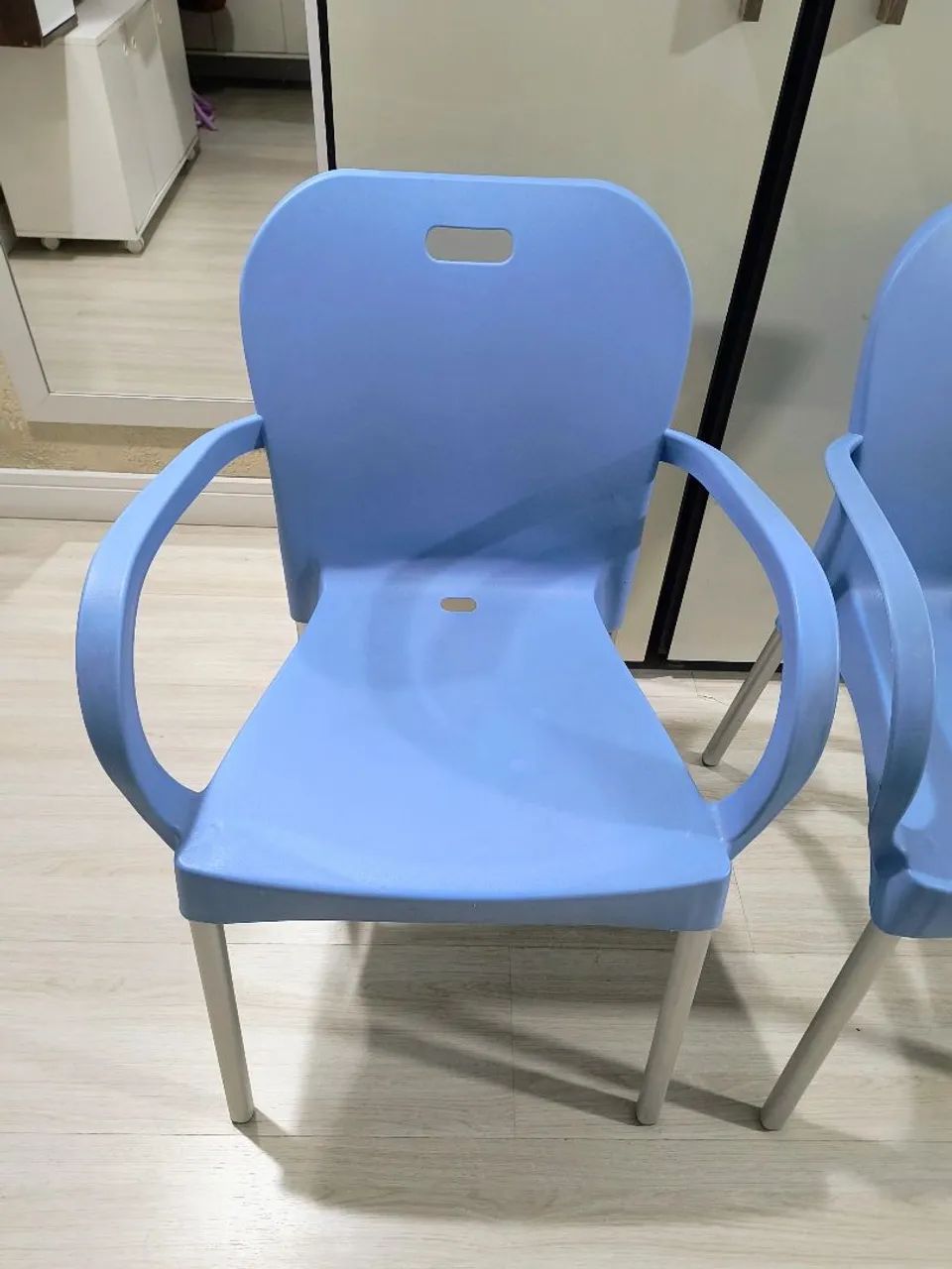 4 cadeiras reforçadas semi  novas , o  valor é de cada uma.  - Foto 3