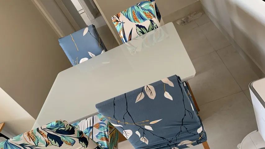 Mesa de Jantar com tampo de vidro e 4 cadeiras. Medidas 120x80.
