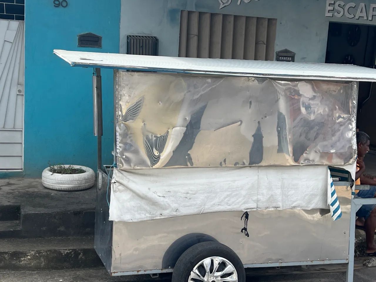 Vendo um carrinho para trabalhar já vai com uma geladeira  - Foto 2