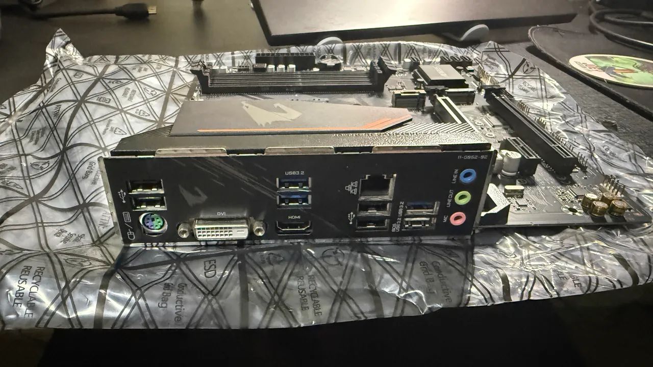 Placa-mãe Gigabyte B550M Aorus Elite com Defeito - Foto 3
