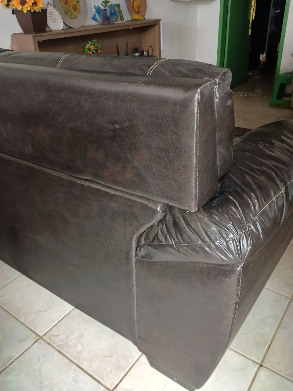 Sofá 3 lugares, de corino. - Foto 4