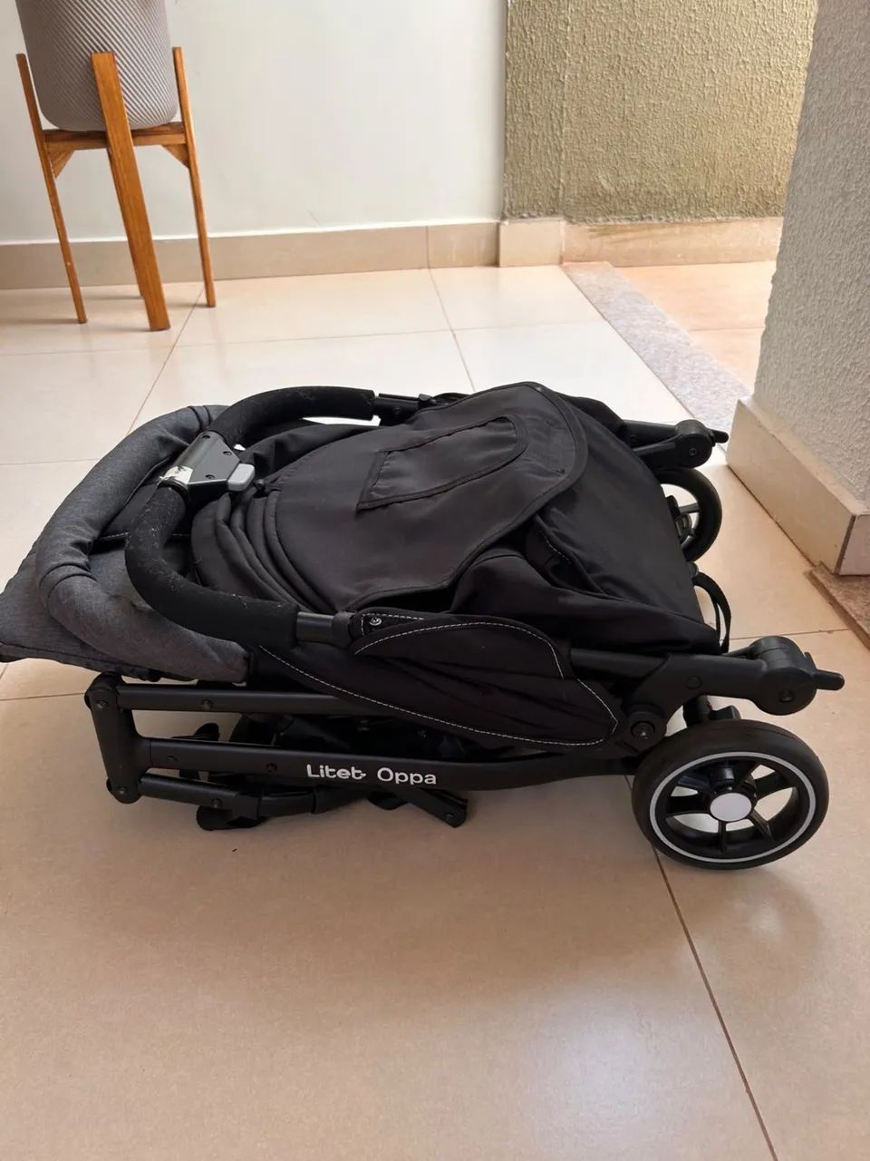 Carrinho de Bebe Compacto - fácil de transportar e carregar 