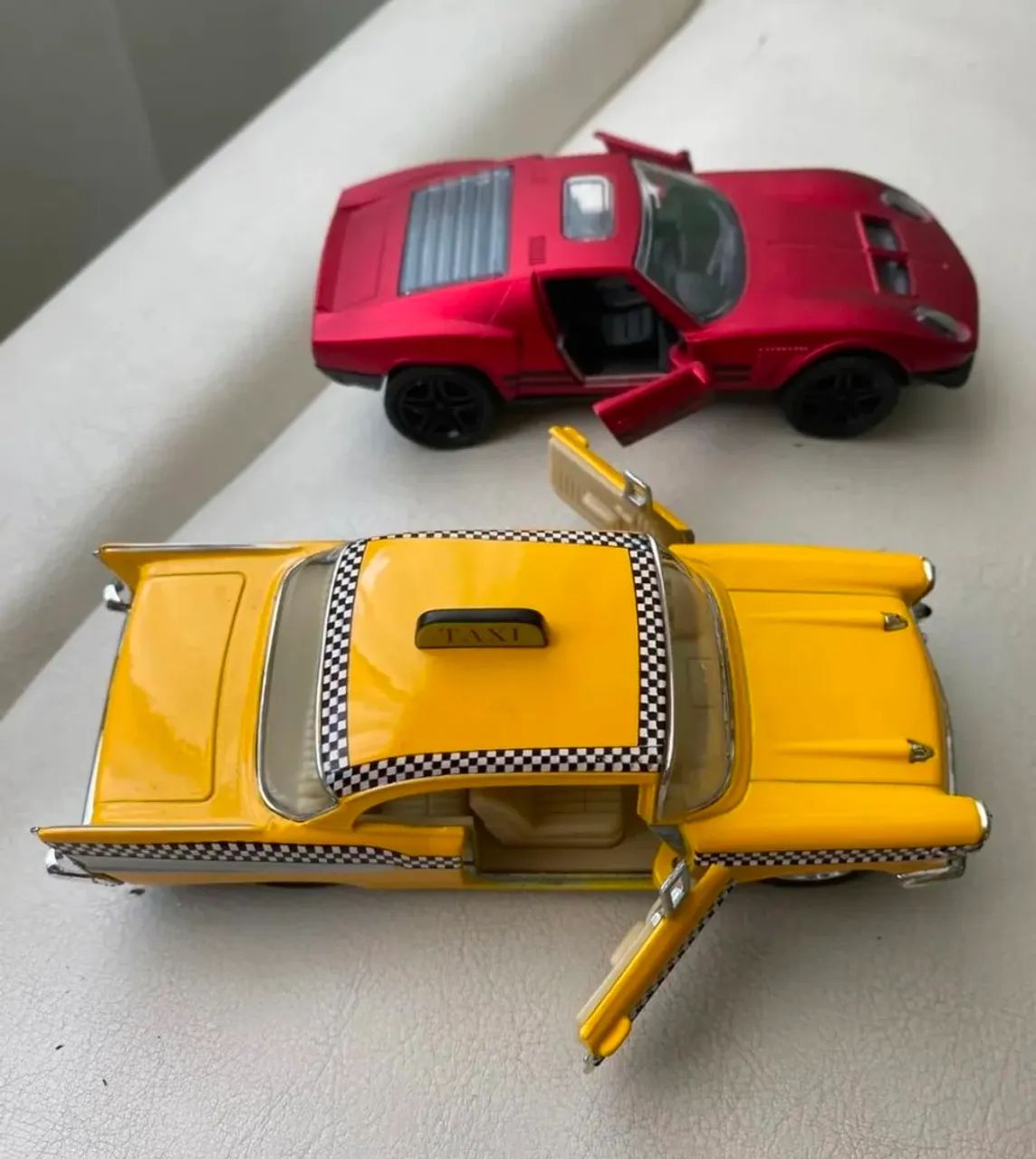 2 Miniaturas: Táxi Chevrolet Bel Air 1957 + Kinsmart Lamborghini
