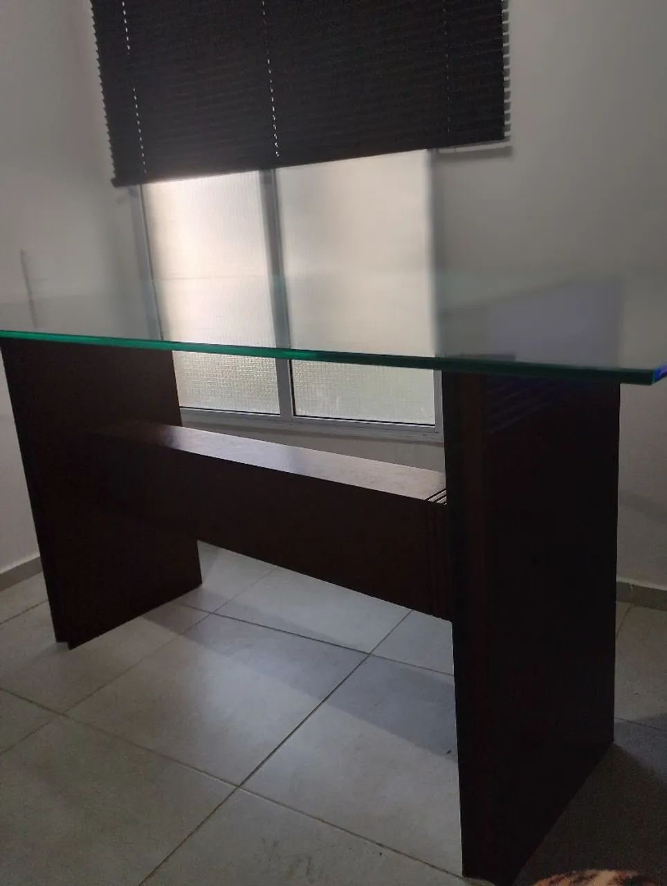 Vendo mesa madeira boa com tampo de vidro,com 4 cadeiras . - Foto 3