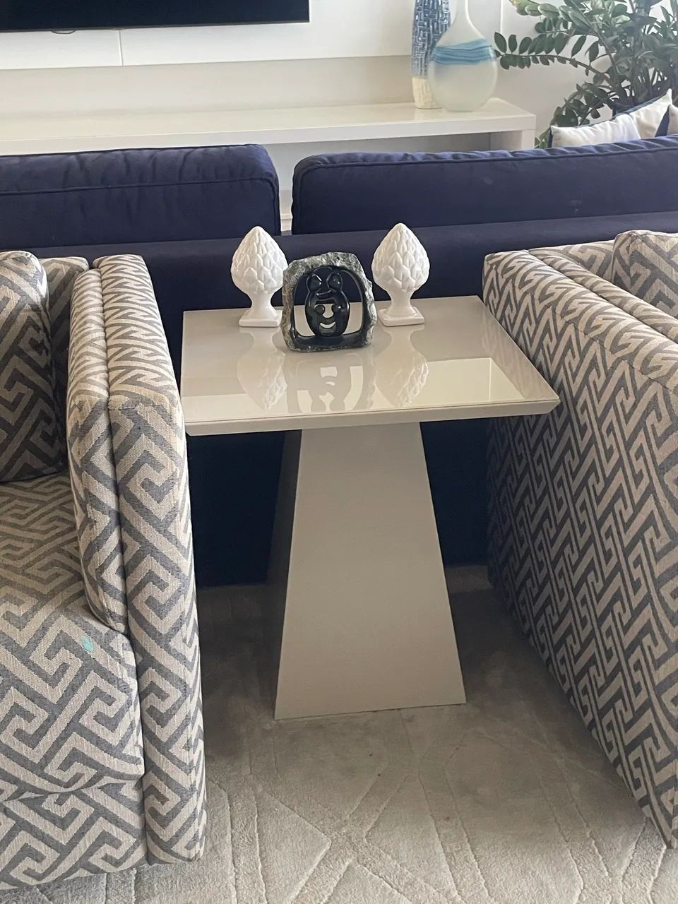 Mesa lateral em laca e tampo de vidro 