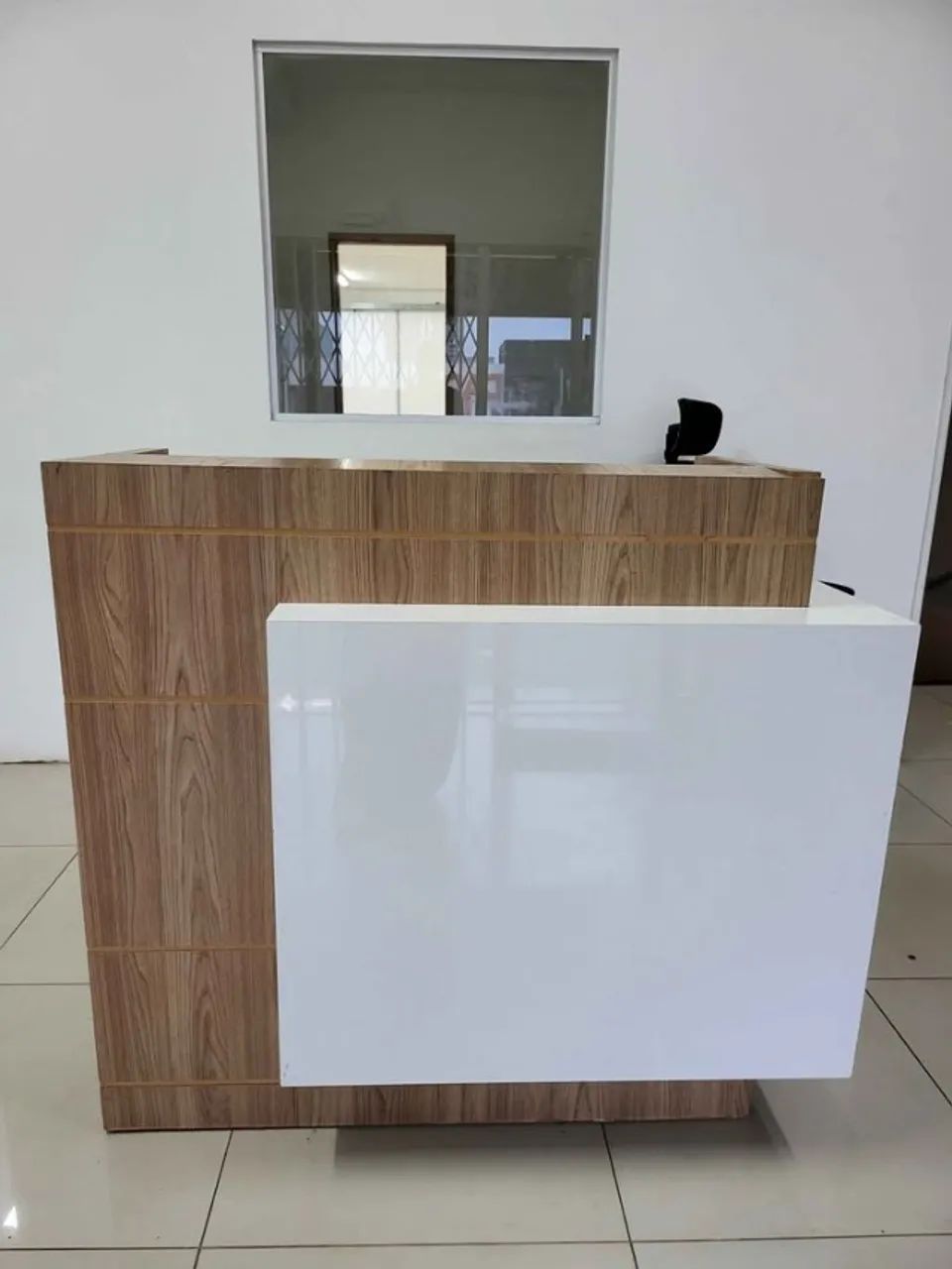Balcão de Recepção Amadeirado e Branco com Gaveta 1,10m - Foto 2