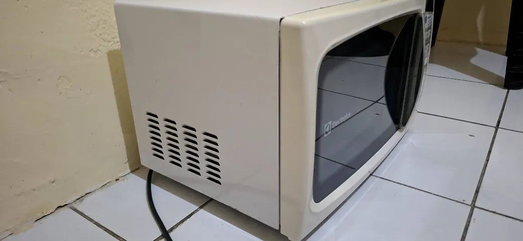 Micro-ondas Eletrolux usado - Foto 5