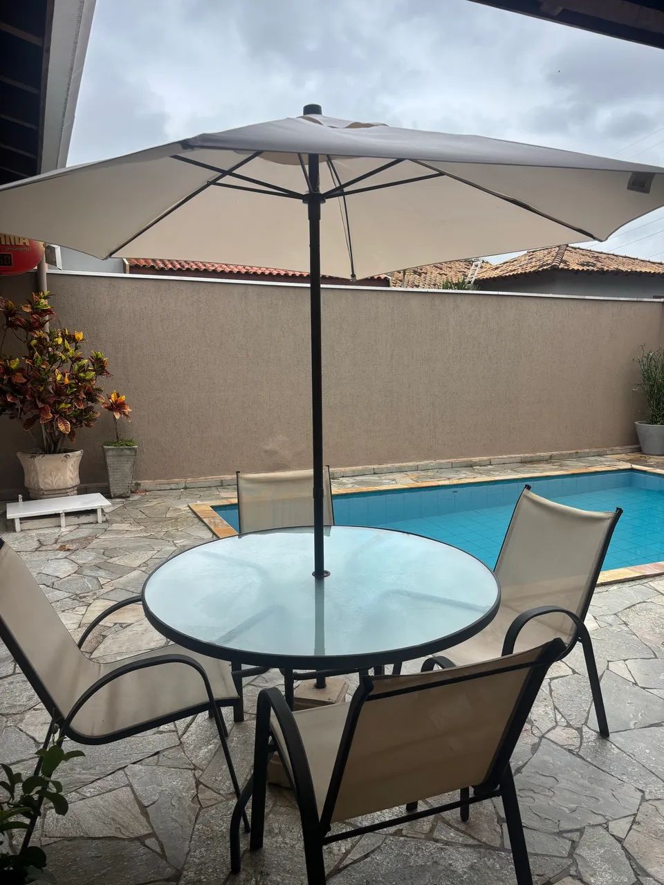 Conjunto cadeiras mesa guarda sol 