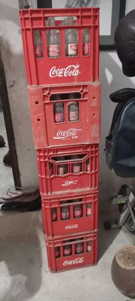 Caixotes com 24 unidades de coca de vidro de 290ml com 4 caixas e meia.