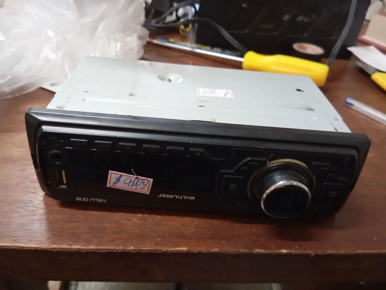 Rádio automotivo.
