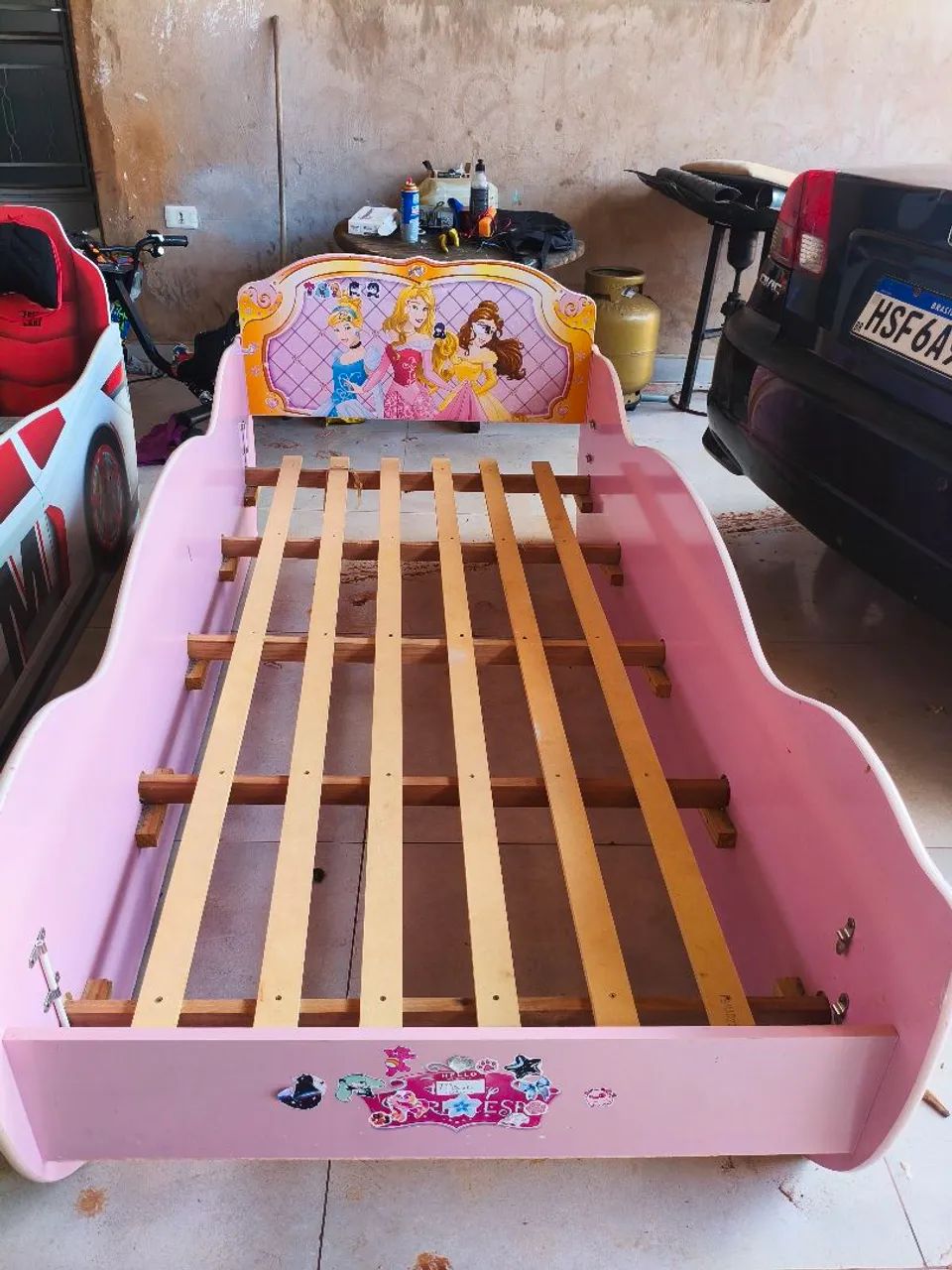 VENDO CAMA INFANTIL PRINCESA E CARRO DE CORRIDA - Foto 2