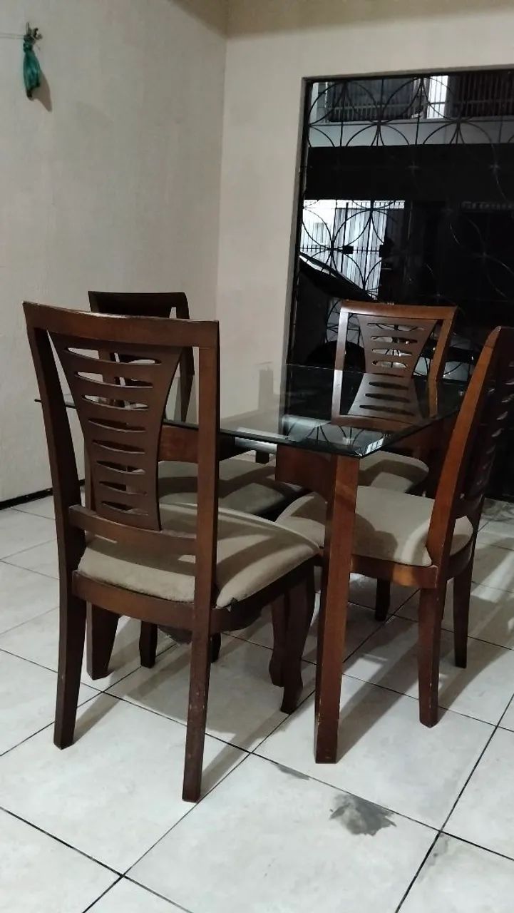 Vendo mesa de vidro com 4 cadeiras acolchoada de madeira 