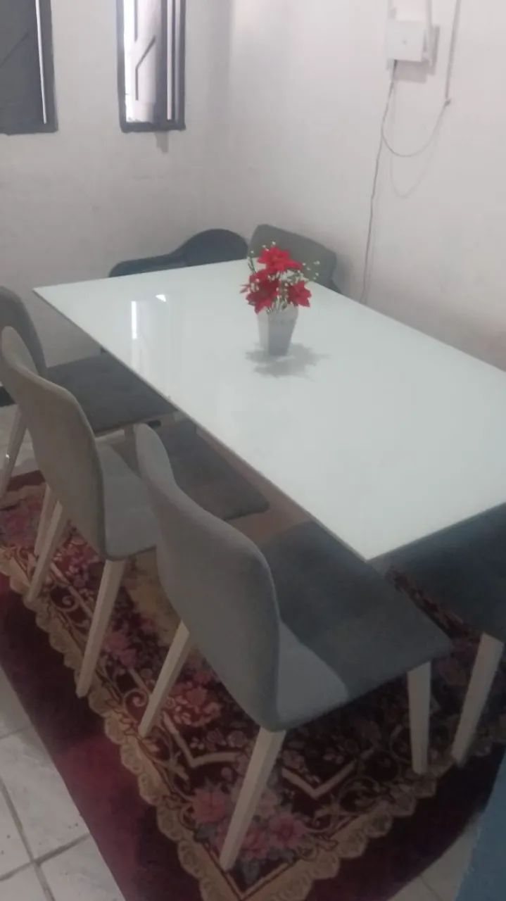 Vende-se mesa de jantar com cinco cadeiras nova - Foto 2