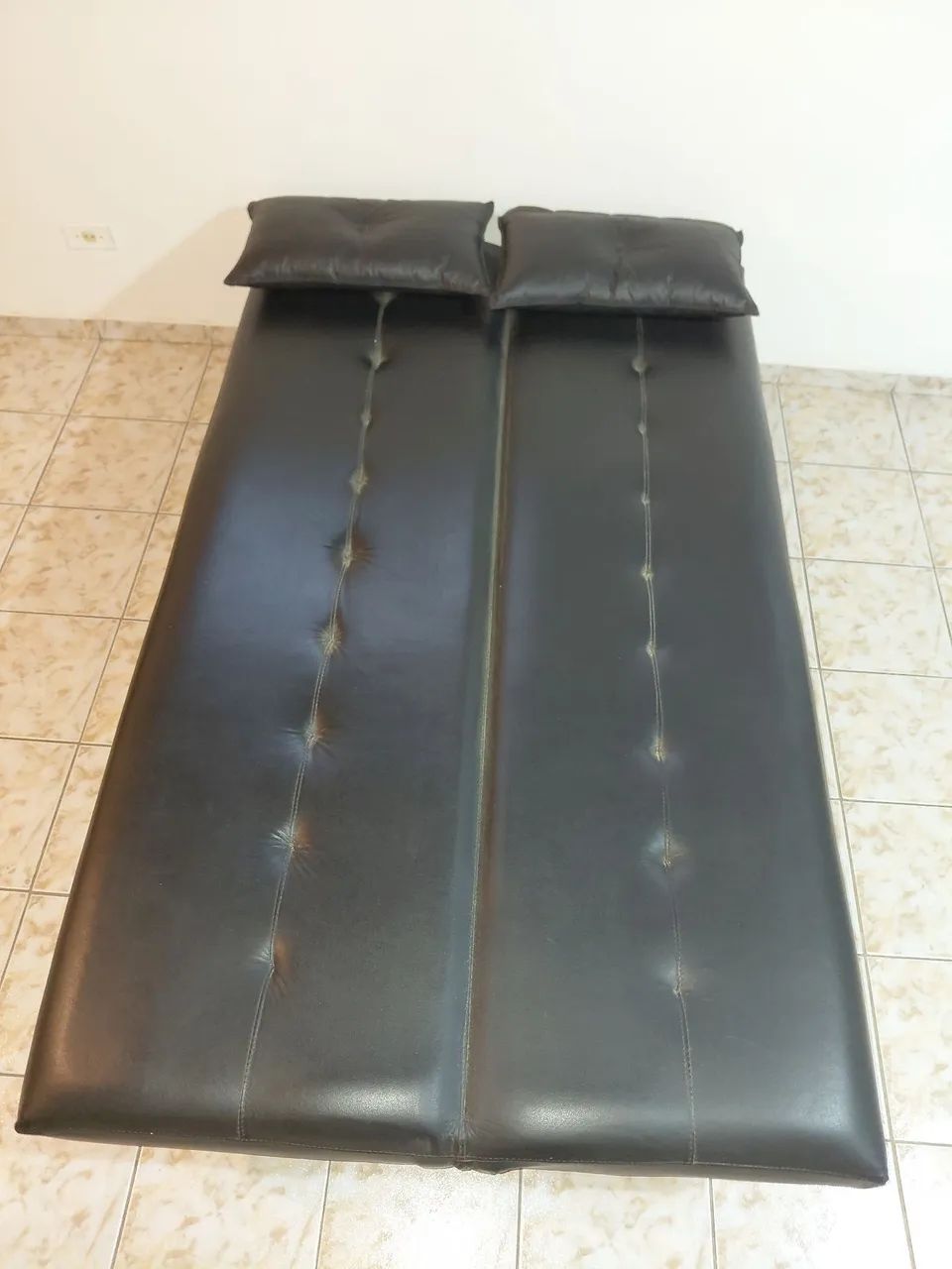 Sofanete preto usado + puffs - Foto 3