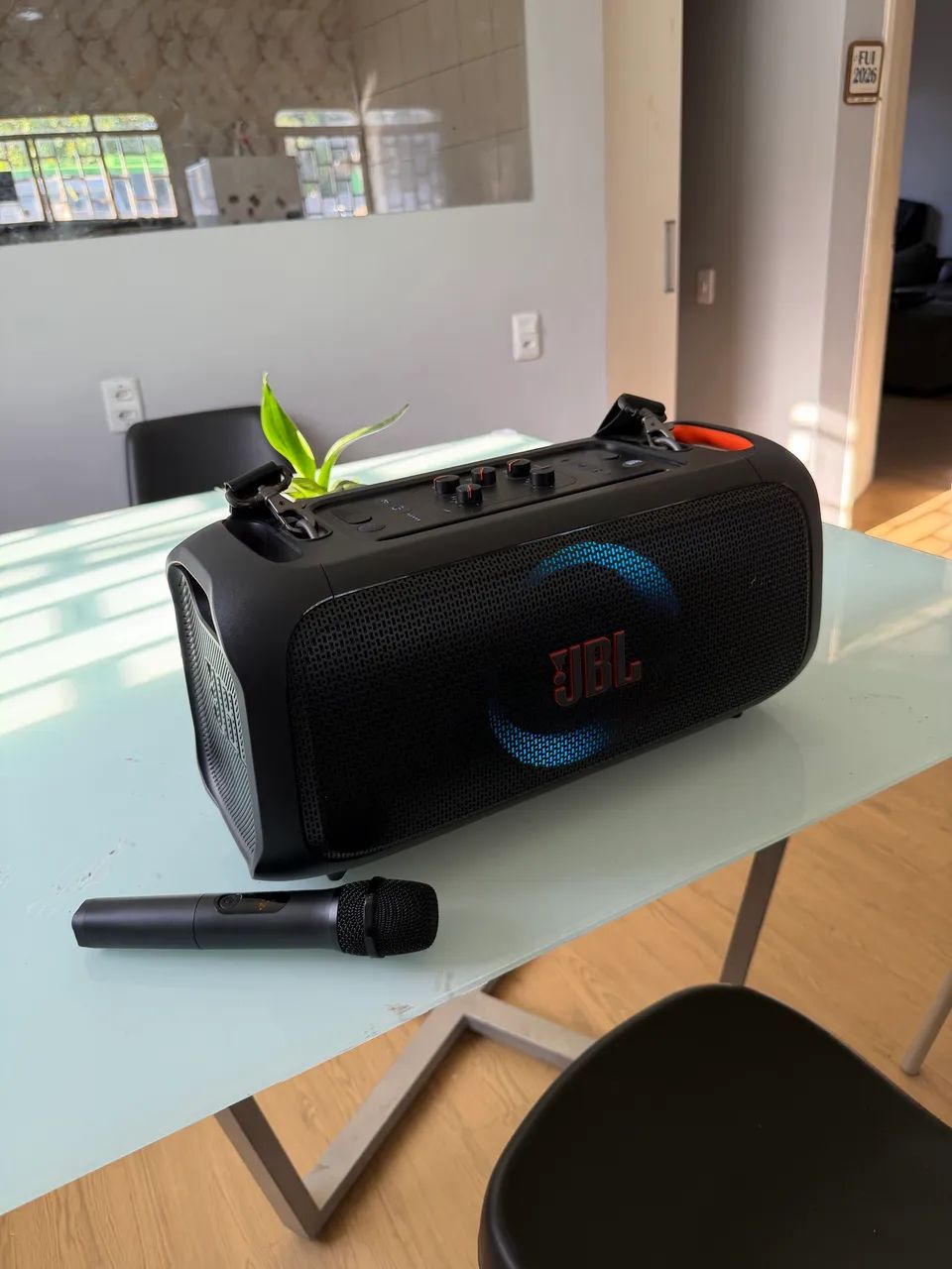 Caixa de Som Seminova JBL On The Go Bluetooth 100W Microfone Bateria  - Foto 5