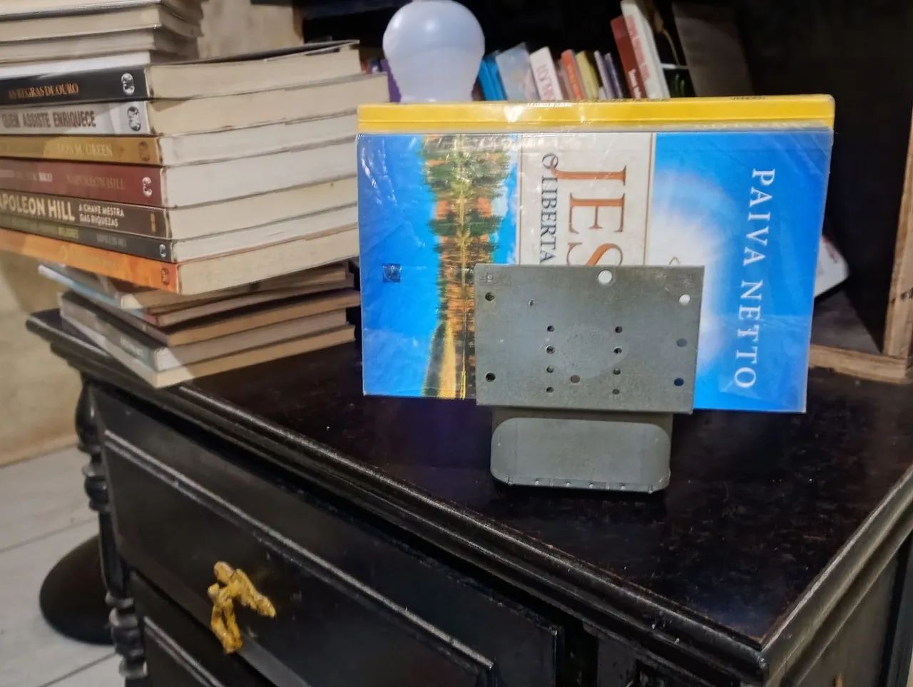 Porta livros compacto. 