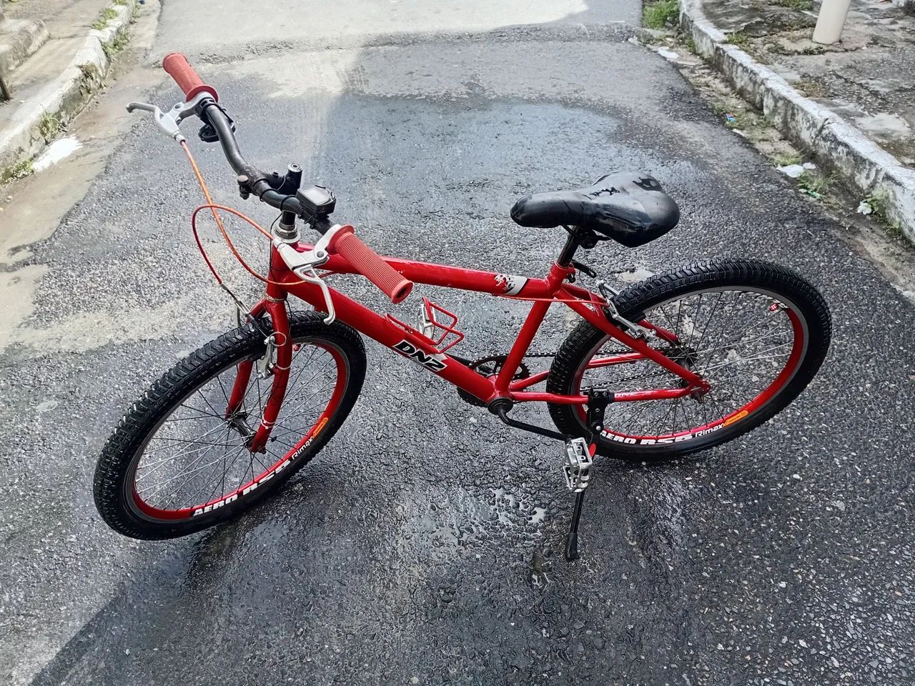 Bicicleta vermelha aro 24
