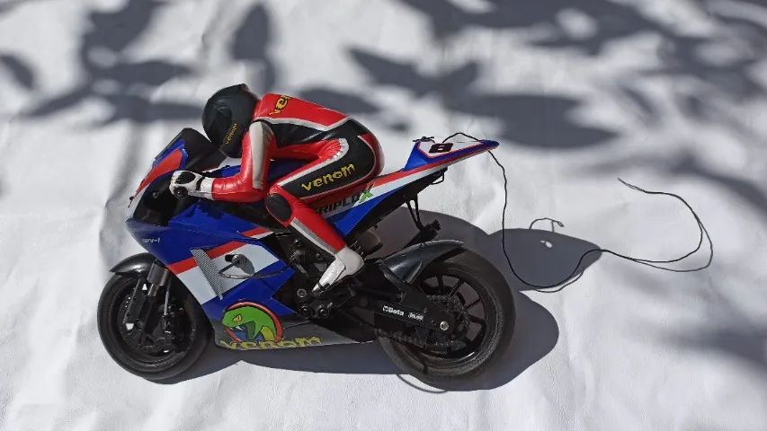 Moto  escala 1/8 da Venom GPV-1 Pro com controle e manuais. - Foto 4